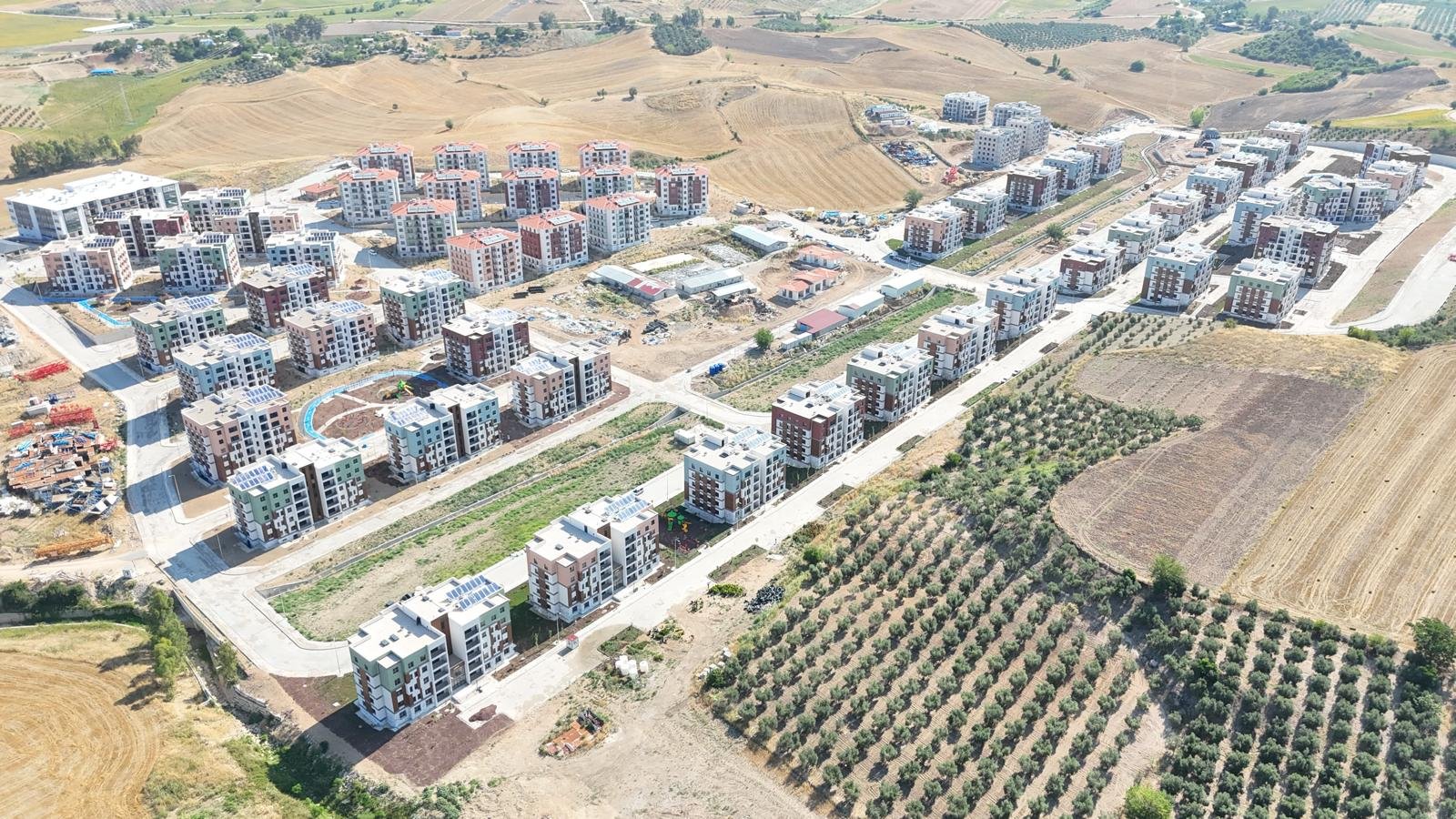 Osmaniye İli Kadirli İlçesi Mezretli Köyü 307 Adet Konut ve 1 Adet 3 Dükkanlı Ticaret Merkezi İnşaatları İle Altyapı ve Çevre Düzenlemesi İşi